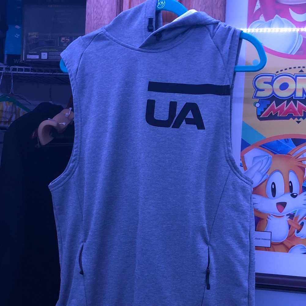 Under armour sleeveless pull over. New w/o tags